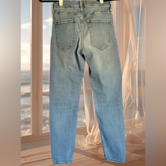 Banana Republic Premium Denim Mid-Rise Light Wash Crop Skinny Jeans Size… - Picture 2 of 4